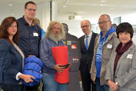 Isomatte und ein Schlafsack halten in der Nacht warm – gegen soziale Kälte helfen sie nicht. (v.l. Zehra Bavli, Jan Eickmeyer, Jürgen Schneider (Gründer einer Selbstvertretung Organisation für Obdachlose in Niedersachsen), Landrat Manfred Müller, Lothar Schindler und Dr. Constanze Kuhnert (stellvertretende Leiterin des Gesundheitsamtes des Kreises Paderborn)  Bildrechte: Kreis Paderborn/ Amt für Presse- und Öffentlichkeitsarbeit, Meike Delang